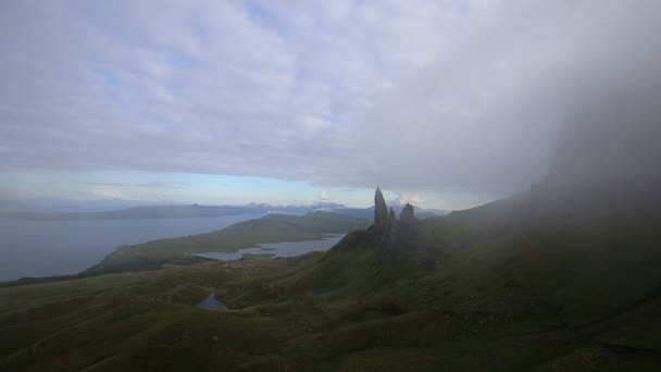 神秘的な霧は イギリスのスコットランドのスカイ島に過去のストーの象徴的な老人のロールします — ストック動画