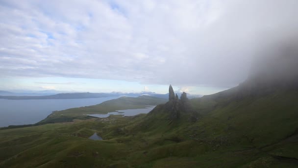 Nevoeiro Misterioso Passa Pelo Icônico Old Man Storr Ilha Skye — Vídeo de Stock