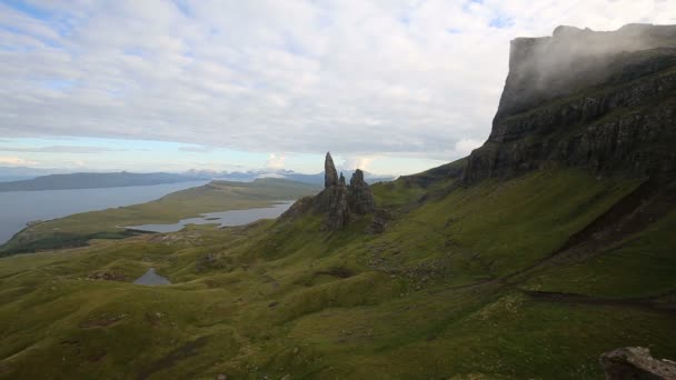 Dimman Börjar Att Glida Mjukt Till Gamle Storr Klippformation Isle — Stockvideo