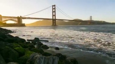 Golden Gate Köprüsü olarak gün günbatımı zaman atlamalı gecesine döner.