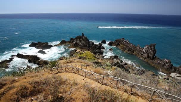 Una Barca Passa Vicino Alla Costa Vicino Funchal Madeira Portogallo — Video Stock