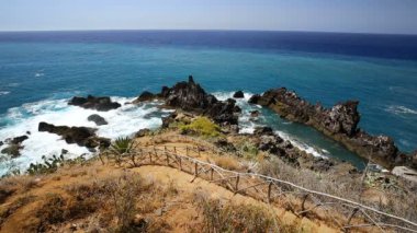 Madeira, Portekiz Funchal yakınındaki kayaların üzerinde dalgalar gürültüyle çarpmak.