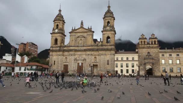 Bogotá Colombia Juni Oidentifierade Personer Promenad Förbi Huvudkatedralen Bolivar Square — Stockvideo