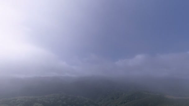 加州蒙特雷大苏尔附近山区的一场冬季风暴的流逝 — 图库视频影像
