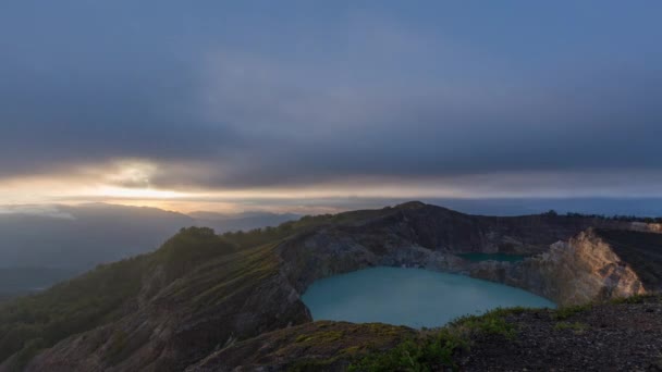 Ein Morgendlicher Nebel Über Den Verschiedenfarbigen Seen Kelimutu Nationalpark Osten — Stockvideo