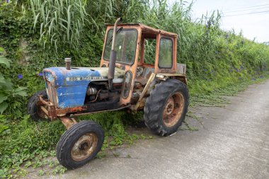 paslı eski traktör