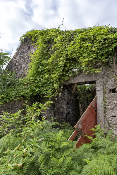 Afbrokkelende huis — Stockfoto