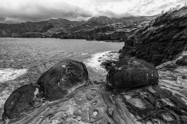 Línea costera en blanco y negro — Foto de Stock