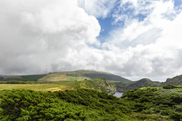 Nuvens dramáticas sobre Lagoa Comprida — Fotografia de Stock