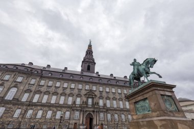 Kopenhag, Danimarka Christiansborg Sarayı ve Frederik VII heykel bakarak.