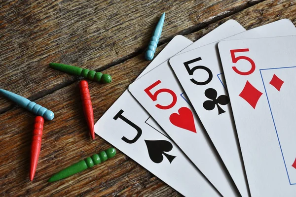 A close up image of winning cards in a game of cribbage.