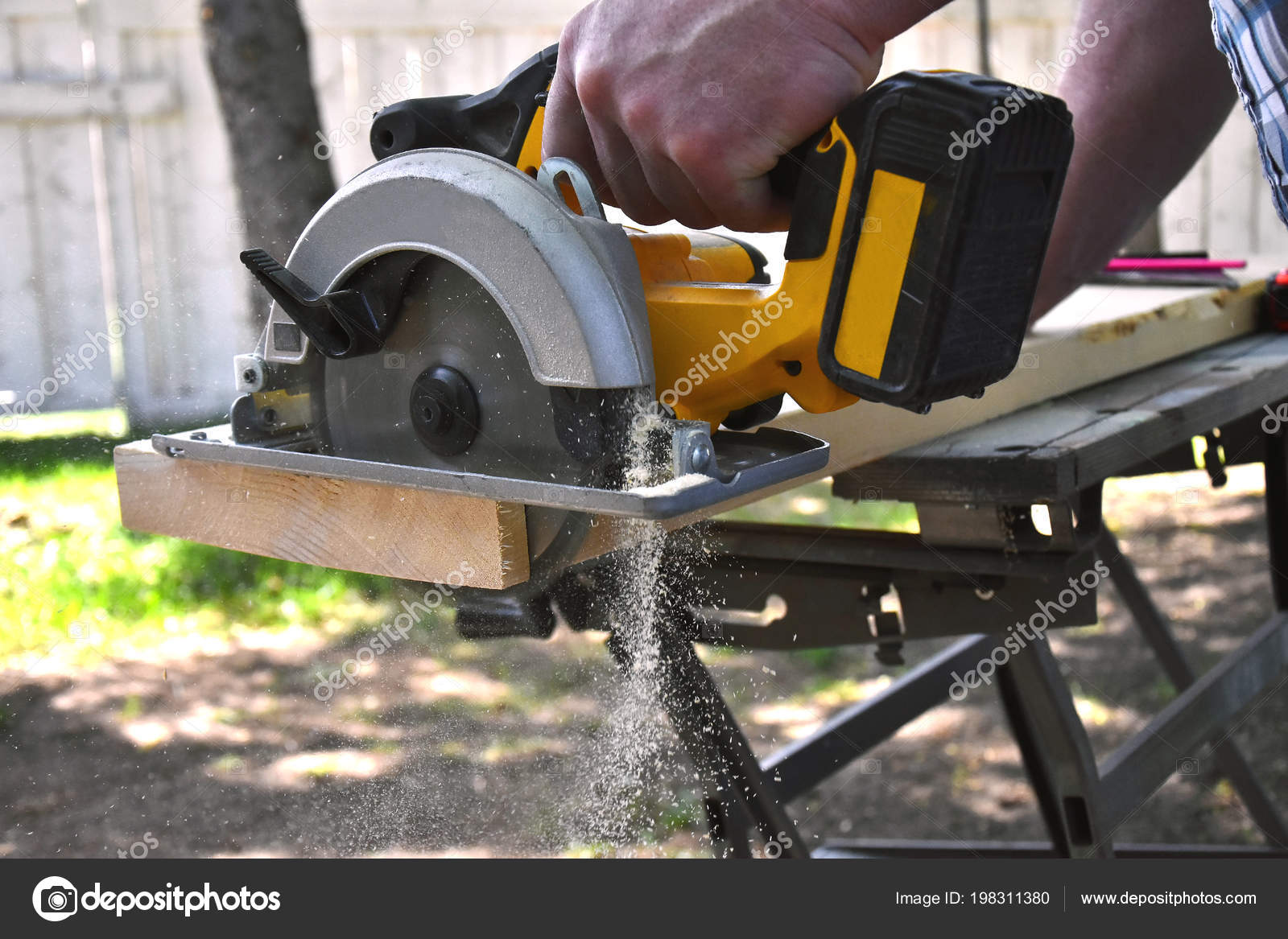electric hand saw