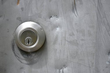 Bir Endüstriyel çelik kapı kilidi görüntüsünü yakından.