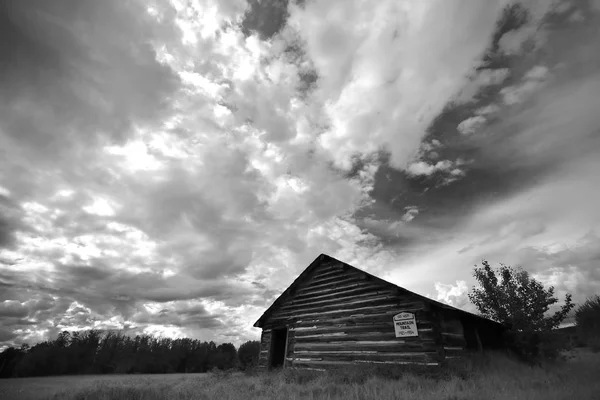 Immagine Bianco Nero Una Casa Scolastica Abbandonata Sotto Drammatici Cieli — Foto Stock