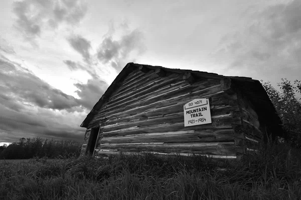 Immagine Bianco Nero Una Casa Scolastica Abbandonata Sotto Drammatici Cieli — Foto Stock