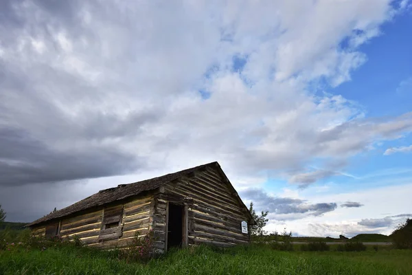 Eski bir görüntüsünü çalıştırmak bir oda okul ev ortasında yemyeşil bir yeşil alan aşağı. 
