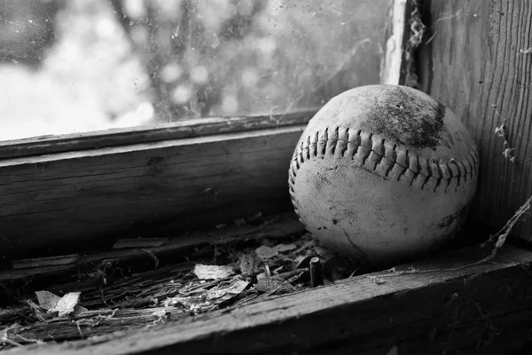 Černobílý Obraz Staré Opotřebované Baseball Vlevo Sedí Staré Dřevěné Okenní — Stock fotografie