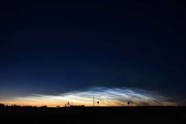 Düşük ışıklı buz bulutları ufukta düşük bir görüntü. 