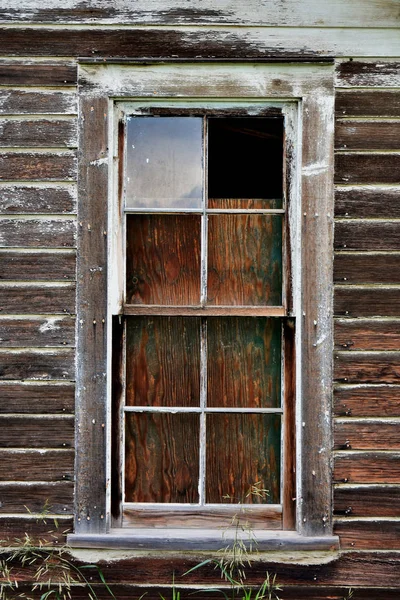 Das Bild Eines Alten Verwitterten Holzfensters — Stockfoto