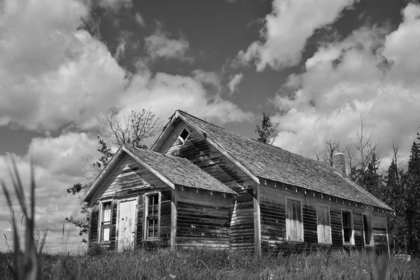 Czarno Biały Obraz Straszne Patrząc Stary Opuszczony Dom — Zdjęcie stockowe