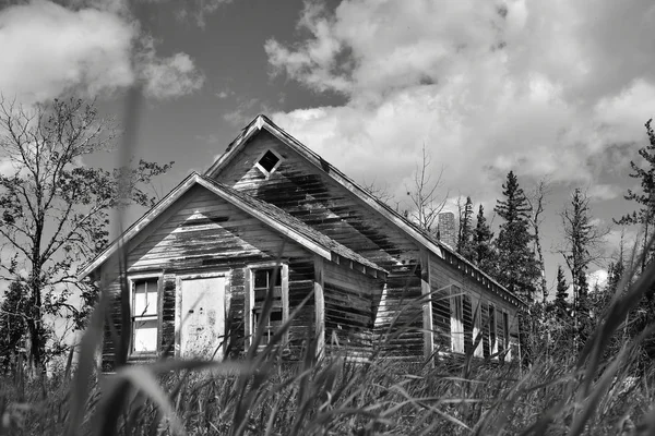 Uma Imagem Preto Branco Uma Quinta Velha Abandonada — Fotografia de Stock