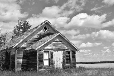 Bir siyah beyaz görüntü eski bir ürkütücü bakış ve terk edilmiş çiftlik. 