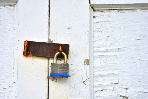 Uma Imagem Perto Velho Cadeado Enferrujado Uma Porta Madeira Com — Fotografia de Stock