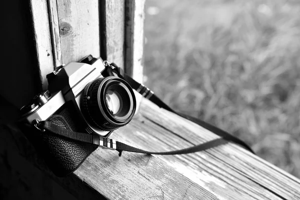 Eine Schwarz Weiße Nahaufnahme Einer Alten Filmkamera Auf Einem Fensterbrett — Stockfoto