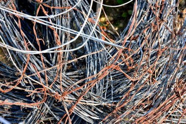 Bir yığın soyut resim paslı ve barb tel kullanılan. 