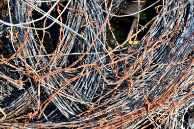 Bir yığın soyut resim paslı ve barb tel kullanılan. 