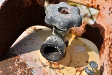 Paslı eski propan silindir kapak kapalı kapalı görüntüsünü yakından. 