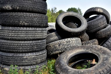 Bir görüntü eski lastikleri geri dönüştürülmüş eskiden. 