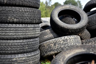 Bir görüntü eski lastikleri geri dönüştürülmüş eskiden. 