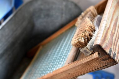 Çamaşırhane yapmak için kullanılan bir eski ahşap Çamaşır tahtası ve fırçalayın fırça resmini yakından. 