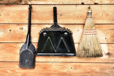 Bir görüntü bir eski metal faraş ve ev işi yapmak için kullanılan fırça. 
