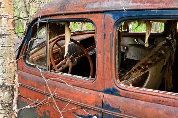 放棄された古い車の残骸のイメージ — ストック写真