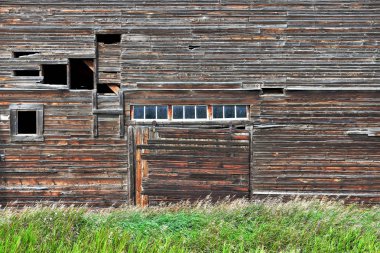 Eski bir ahşap ve rustik ahır kapısı görüntüsünü. 