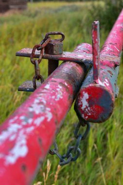 Kapalı ve kilitli metal geçit resmini yakından. 