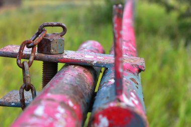 Kapalı ve kilitli metal geçit resmini yakından. 