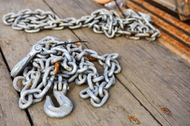 Görüntü bir endüstriyel çekici zincir ve tow hook yakından. 