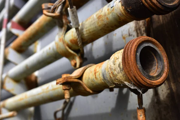 Uma Imagem Abstrata Antigos Tubos Industriais Enferrujados Rack — Fotografia de Stock