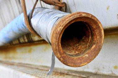 Soyut resim eski paslı Endüstriyel hortum ve borular konektörler. 