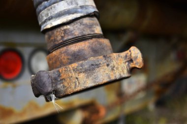 Soyut resim eski paslı Endüstriyel hortum ve borular konektörler. 