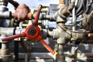 Bir arka plan görüntüsü eski Endüstriyel boru ve renkli emniyet valfleri. 