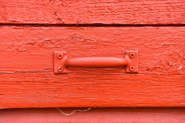 一个老谷仓上明亮的红门把手的特写图像 — 图库照片