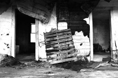 Bir siyah beyaz görüntü eski terk edilmiş bir evde tüyler ürpertici iç. 