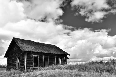 Bir eski terk edilmiş çiftlik bir siyah beyaz resim. 