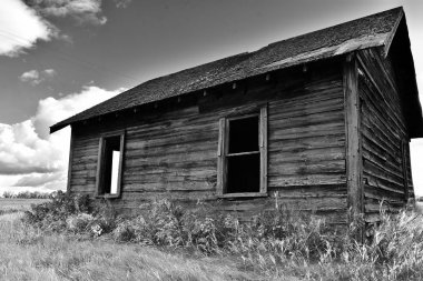 Bir eski terk edilmiş çiftlik bir siyah beyaz resim. 