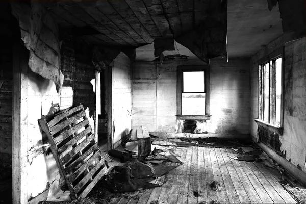 Uma Imagem Preto Branco Interior Assustador Uma Antiga Casa Abandonada — Fotografia de Stock