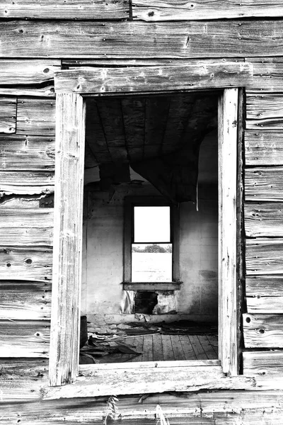 Une Image Noir Blanc Une Vieille Fenêtre Cassée Sur Une — Photo